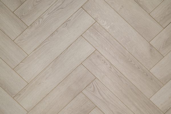 Floer Visgraat Laminaat – Vergrijsd Eiken van Vloerspecialist Govers