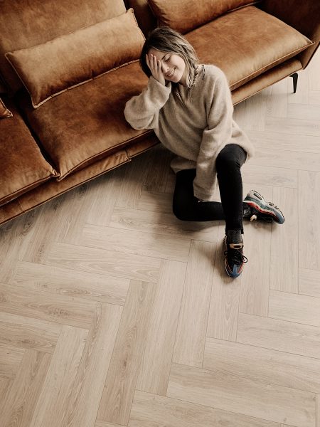 Floer-Visgraat-Laminaat-Mat-Wit-Eiken-Vloer-Sfeer-visgraat-laminaat-vloerverwarming