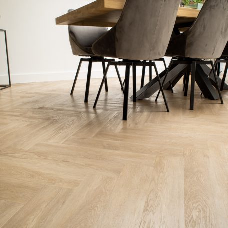 Floer Visgraat PVC Vloer - Onbehandeld Eiken Sfeer de verschillen tussen laminaat en pvc vloeren