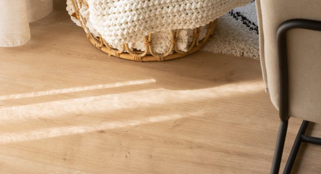 Floer-Landhuis-Laminaat-Onbehandelde-Eik-interieur-vloer-doorlopend-patroon-extra-breed-laminaat-vloer-vloeren-extra-brede-laminaat-vloer sfeer mand kleed