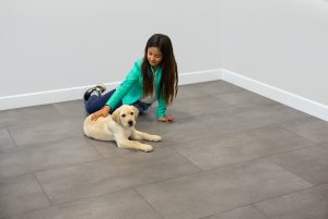 Floer-Tegel-Click-PVC-Hasseberg-Antraciet-hond-kind-de-mogelijkheden-van-klik-pvc-5-tips-voor-de-badkamer-vloer