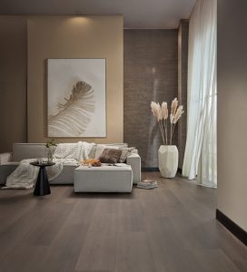Floer Landhuis PVC in woonkamer met kat op de bank donkere eiken vloer