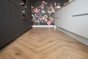Floer Visgraat Laminaat in keuken in natuur eiken kleur met bloemenbehang