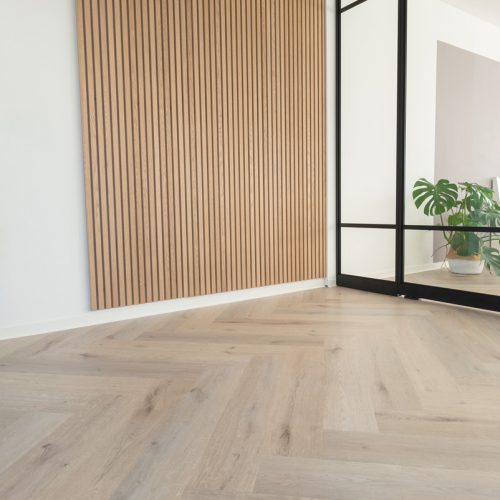 Krassen op een PVC vloer wegwerken