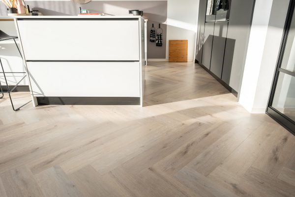 Floer-Walvisgraat-PVC-vloer-Cetus-Creme-interieur