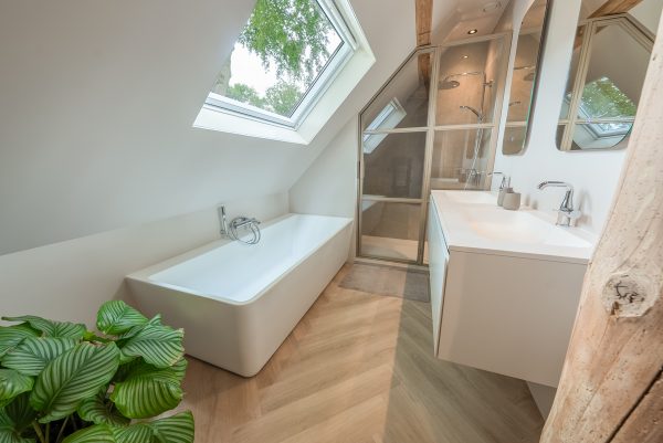 Floer-Walvisgraat-PVC-vloer-Orka-Onbehandeld-interieur-badkamer