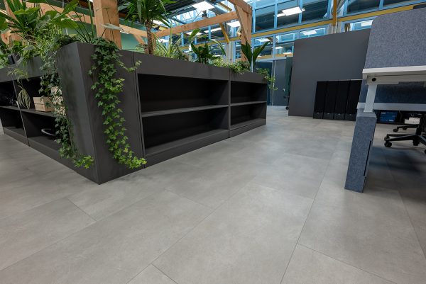 Floer-Tegel-Click-PVC-Vloer-Vaalserberg-Donkergrijs-sfeer-4