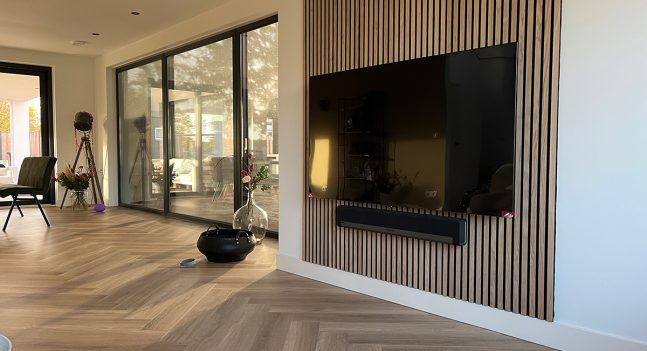Floer-Walvisgraat-PVC-Orka-Onbehandeld-Floer-Akupanel-XL-Wandpanelen-Onbehandeld-Eiken-klantfoto-2-de-interieurtrends-van-2023