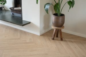 Floer-Walvisgraat-PVC-vloer-Gaia-Grijsbeige