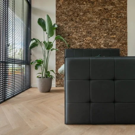Floer-Walvisgraat-PVC-vloer-Gaia-Grijsbeige-interieur-woonkamer
