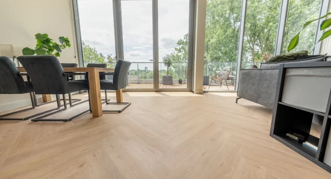 Floer-Walvisgraat-PVC-vloer-Gaia-Grijsbeige-interieur-woonkamer