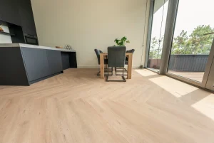 Floer-Walvisgraat-PVC-vloer-Gaia-Grijsbeige-interieur-woonkamer