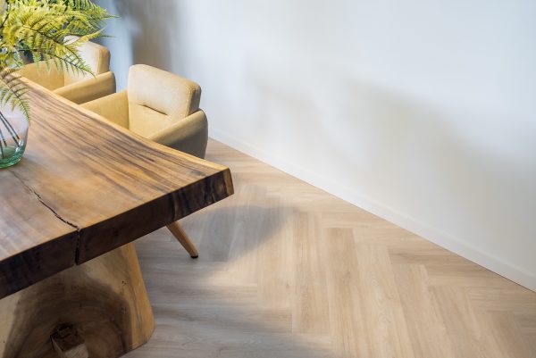 Floer Walvisgraat PVC vloer Orka Onbehandeld eetkamer beige