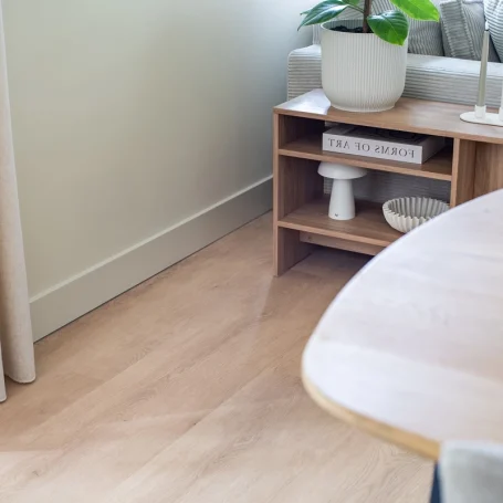 Floer Landhuis Click PVC vloer Witte Eik minimalistisch interieur beige woonkamer