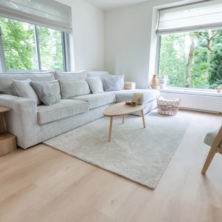 Floer Landhuis Click PVC vloer Witte Eik minimalistisch interieur beige woonkamer