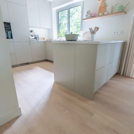 Floer Landhuis Click PVC vloer Witte Eik minimalistisch interieur beige woonkamer