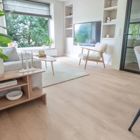 Floer Landhuis Click PVC vloer Witte Eik minimalistisch interieur beige woonkamer