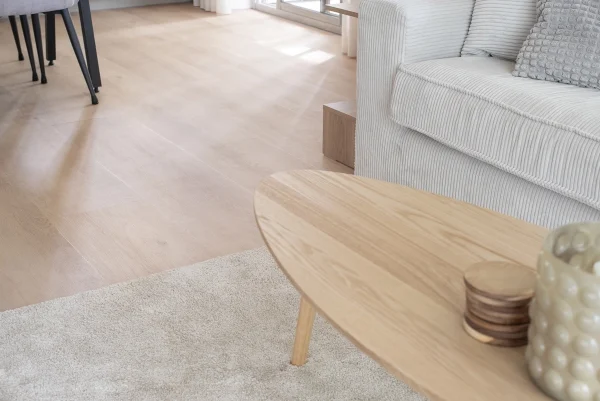 Floer Landhuis Click PVC vloer Witte Eik minimalistisch interieur beige woonkamer