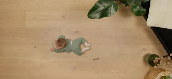 Floer Hybride Houtvloer in Puur Eiken Rustiek met een kruipende baby in het interieur