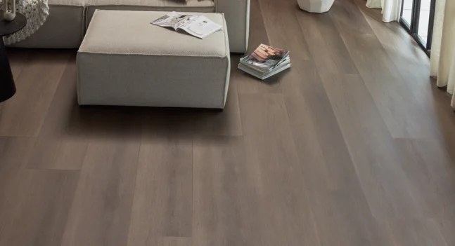 Floer-Landhuis-Plak-PVC-vloer-Donkere-Eik-woonkamer.