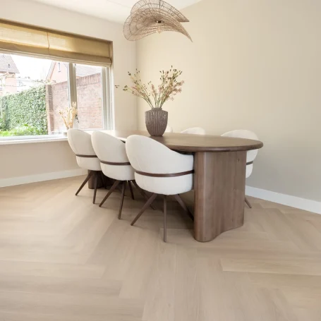 Floer-Walvisgraat-PVC-vloer-Zwaardvis-Zand-woonkamer-1