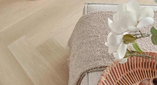 Floer-Walvisgraat-PVC-vloer-Zwaardvis-Zand-woonkamer