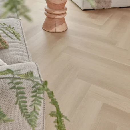 Floer-Walvisgraat-PVC-vloer-Zwaardvis-Zand-woonkamer