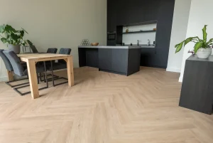 Floer-Walvisgraat-Click-PVC-Gaia-Grijsbeige-woning-inrichting-4