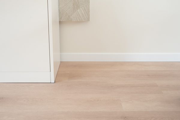 Floer-Dorpen-PVC-Bemme-Beige-Eiken-interieur-6-alles-over-plinten
