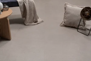 Floer Tegel Click PVC Betonlook Greige sfeer close-up