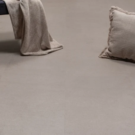 Floer Tegel Click PVC Betonlook Greige sfeer close-up