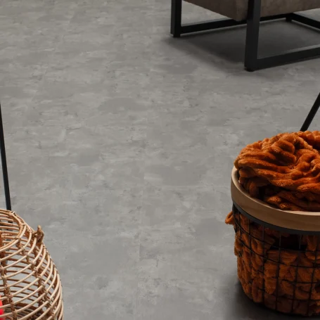 Floer Tegel Click PVC Betonlook Grijs sfeer close-up