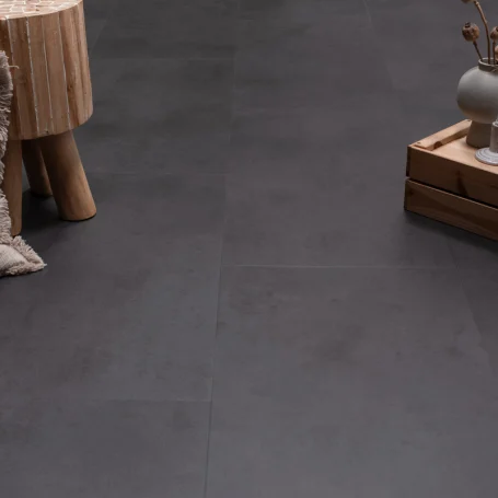 Floer Tegel Click PVC Betonlook Zwart sfeer close-up