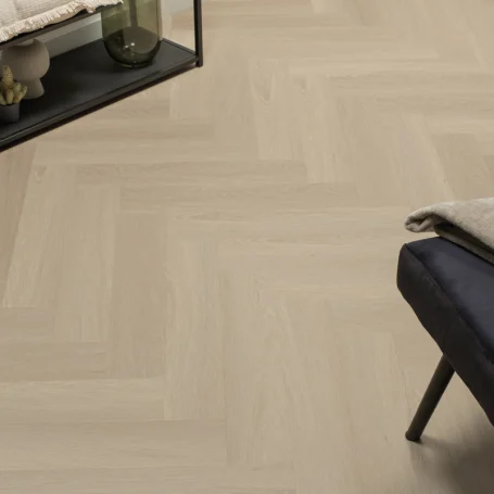 Floer Visgraat PVC vloer Beige Eiken sfeer staand