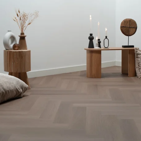 Floer Visgraat PVC vloer Greige Eiken sfeer perspectief