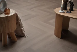 Floer Visgraat PVC vloer Greige Eiken sfeer side