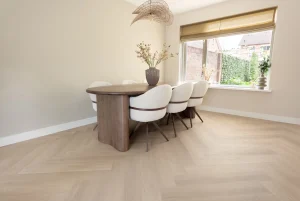 Floer-Walvisgraat-Click-PVC-vloer-Zwaardvis-Zand-woonkamer-1.