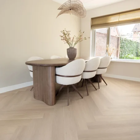 Floer-Walvisgraat-Click-PVC-vloer-Zwaardvis-Zand-woonkamer-1.