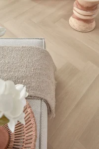 Floer-Walvisgraat-Click-PVC-vloer-Zwaardvis-Zand-woonkamer-