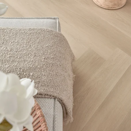 Floer-Walvisgraat-Click-PVC-vloer-Zwaardvis-Zand-woonkamer-