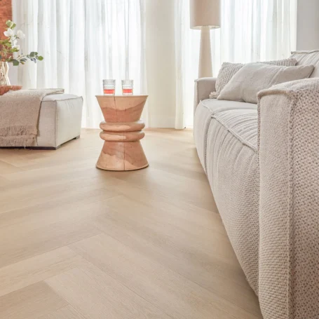 Floer-Walvisgraat-Click-PVC-vloer-Zwaardvis-Zand-woonkamer-