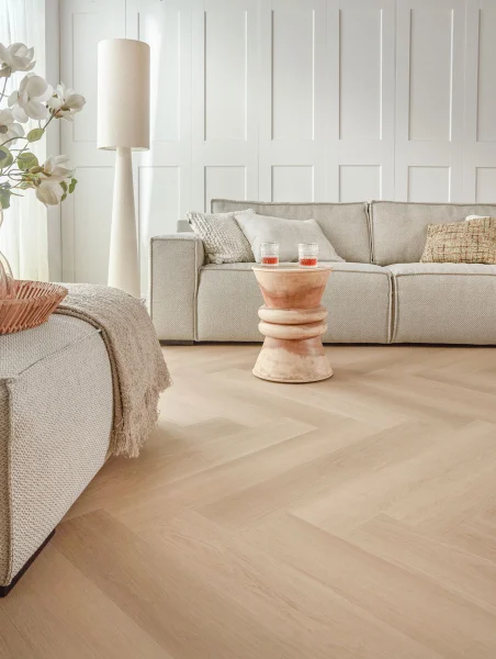 Floer-Walvisgraat-Click-PVC-vloer-Zwaardvis-Zand-woonkamer-