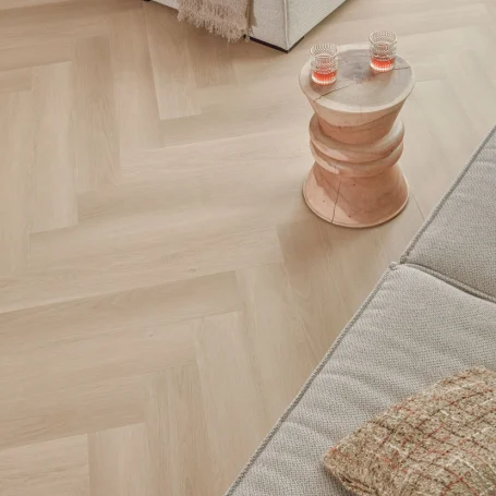 Floer-Walvisgraat-Click-PVC-vloer-Zwaardvis-Zand-woonkamer-