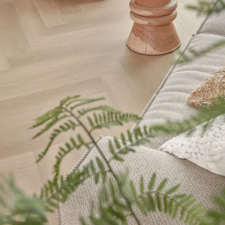 Floer-Walvisgraat-Click-PVC-vloer-Zwaardvis-Zand-woonkamer-