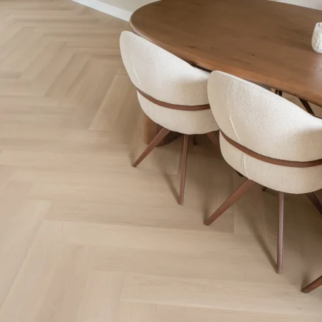 Floer-Walvisgraat-Click-PVC-vloer-Zwaardvis-Zand-woonkamer-2