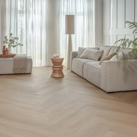 Floer-Walvisgraat-Click-PVC-vloer-Zwaardvis-Zand-woonkamer-