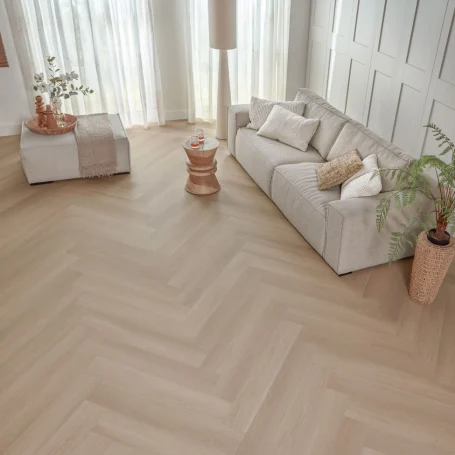 Floer-Walvisgraat-Click-PVC-vloer-Zwaardvis-Zand-woonkamer