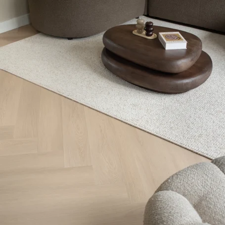 Floer-Walvisgraat-Click-PVC-vloer-Zwaardvis-Zand-woonkamer-4