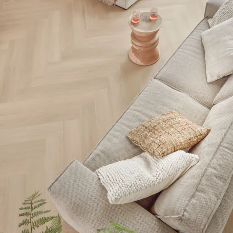 Floer-Walvisgraat-Click-PVC-vloer-Zwaardvis-Zand-woonkamer-