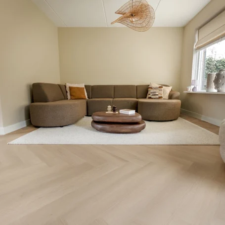 Floer-Walvisgraat-Click-PVC-vloer-Zwaardvis-Zand-woonkamer-6